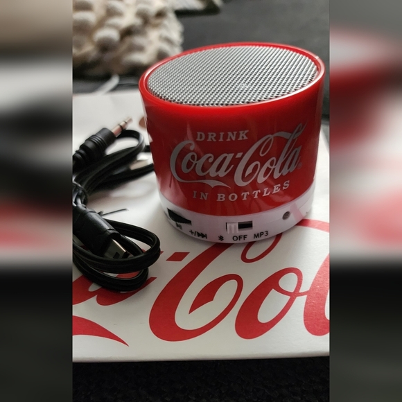 Coca-cola Discontinued MIni Wireless Bluetooth Speaker - Picture 3 of 6